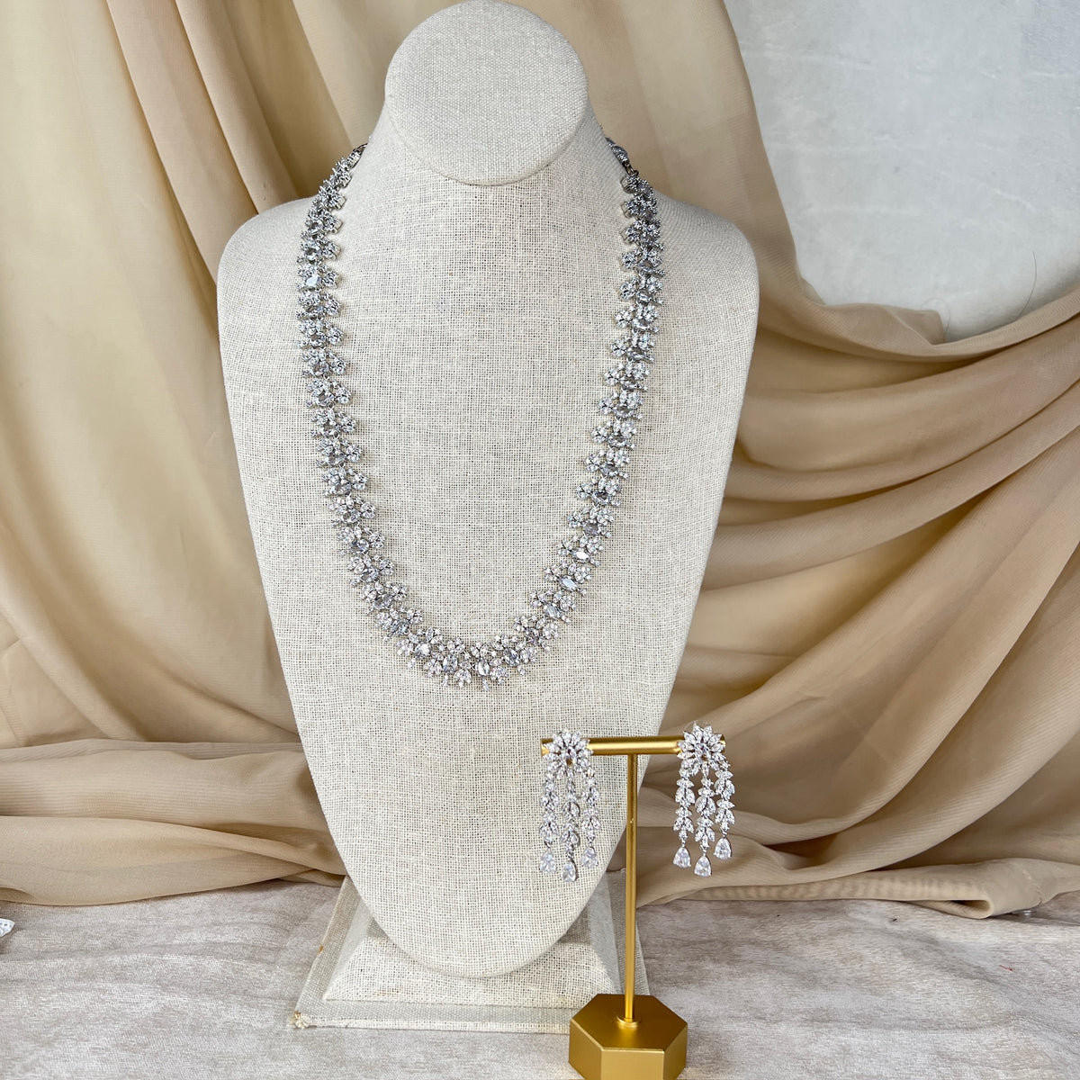 Long American Diamond | AD Haar with earrings
