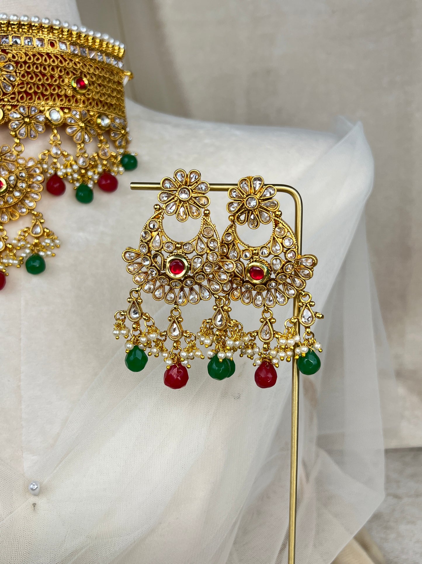 Heavy Polki Choker with earrings.