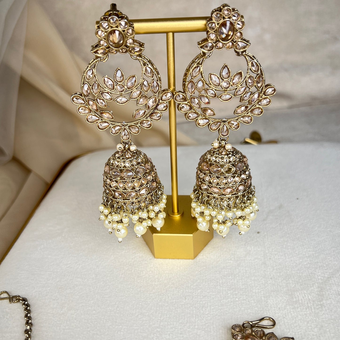 Large Bib Style Semi Bridal Set w/Jhoomar