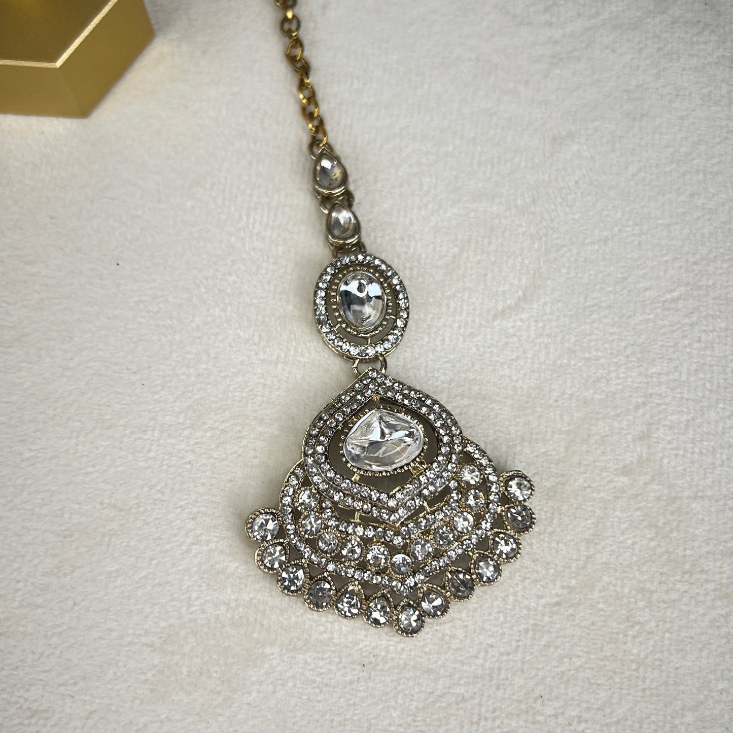 White Victorian Kundan Semi Bridal Choker Set