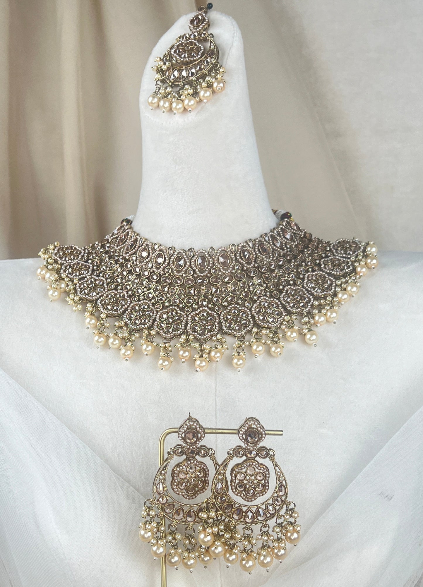 Bib Style Polki Semi Bridal Choker Set