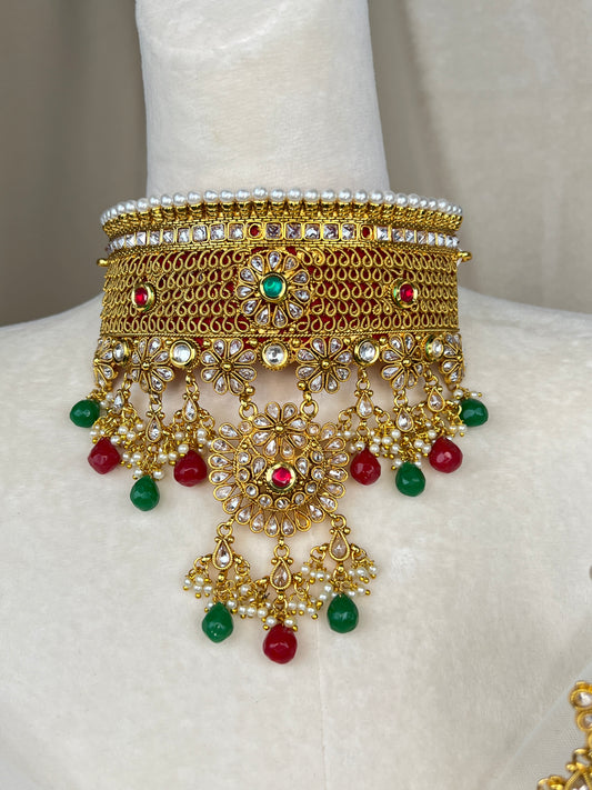 Heavy Polki Choker with earrings.