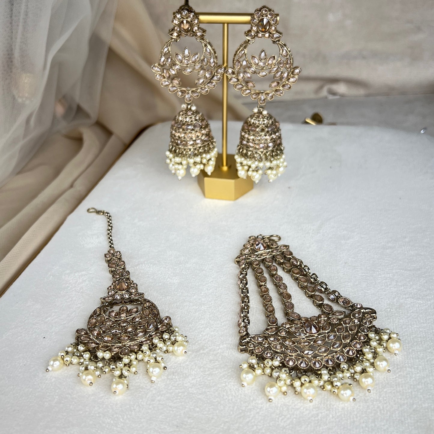 Large Bib Style Semi Bridal Set w/Jhoomar