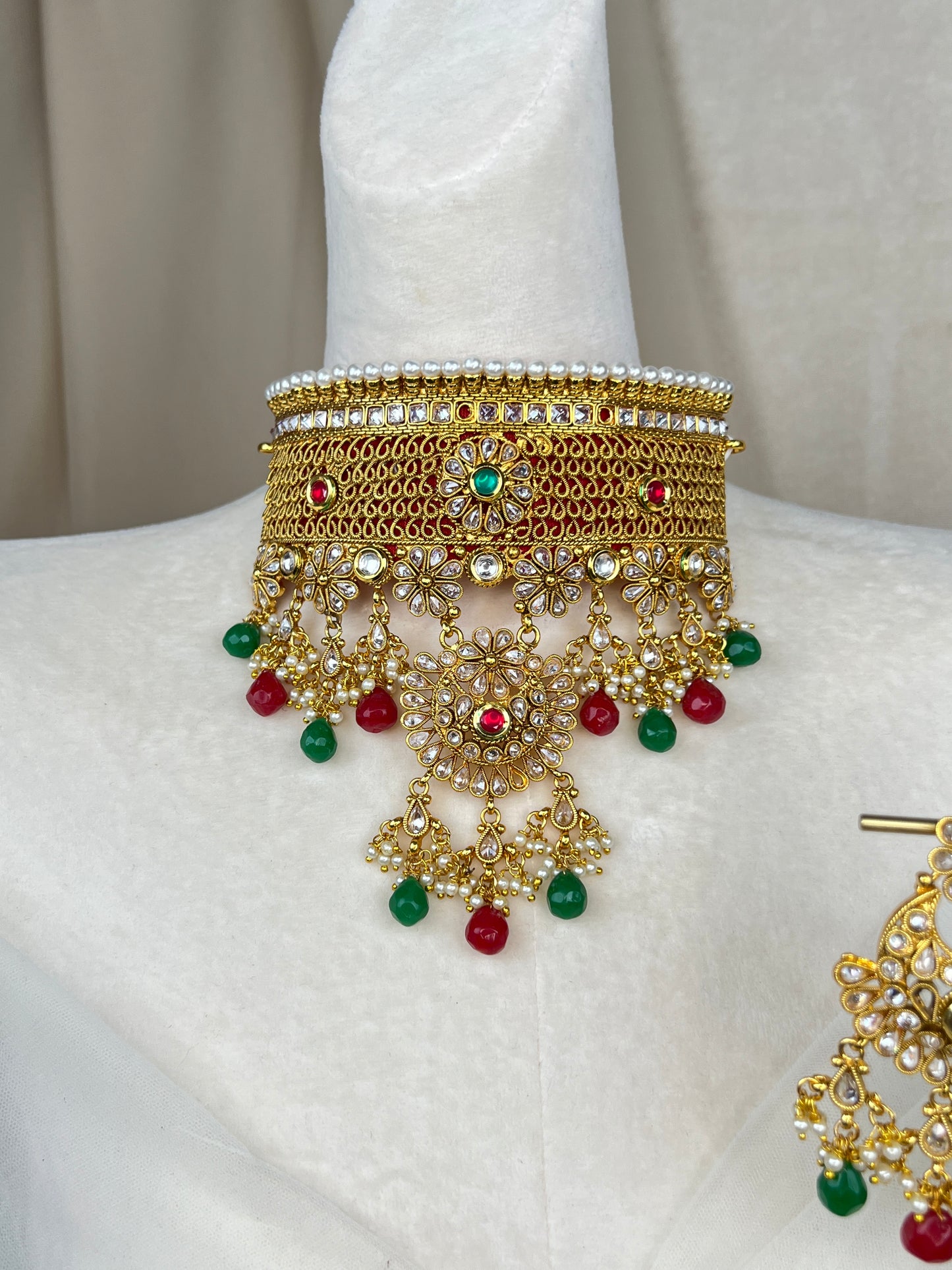 Heavy Polki Choker with earrings.