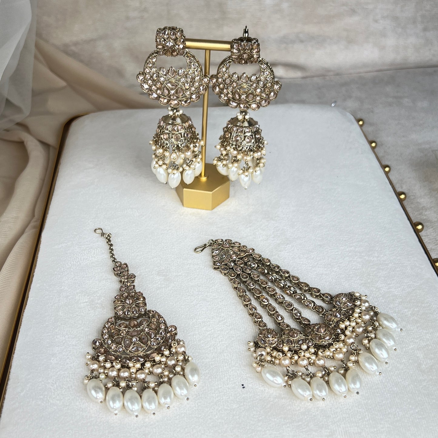 Large Bib Style Semi Bridal Set w/Jhoomar
