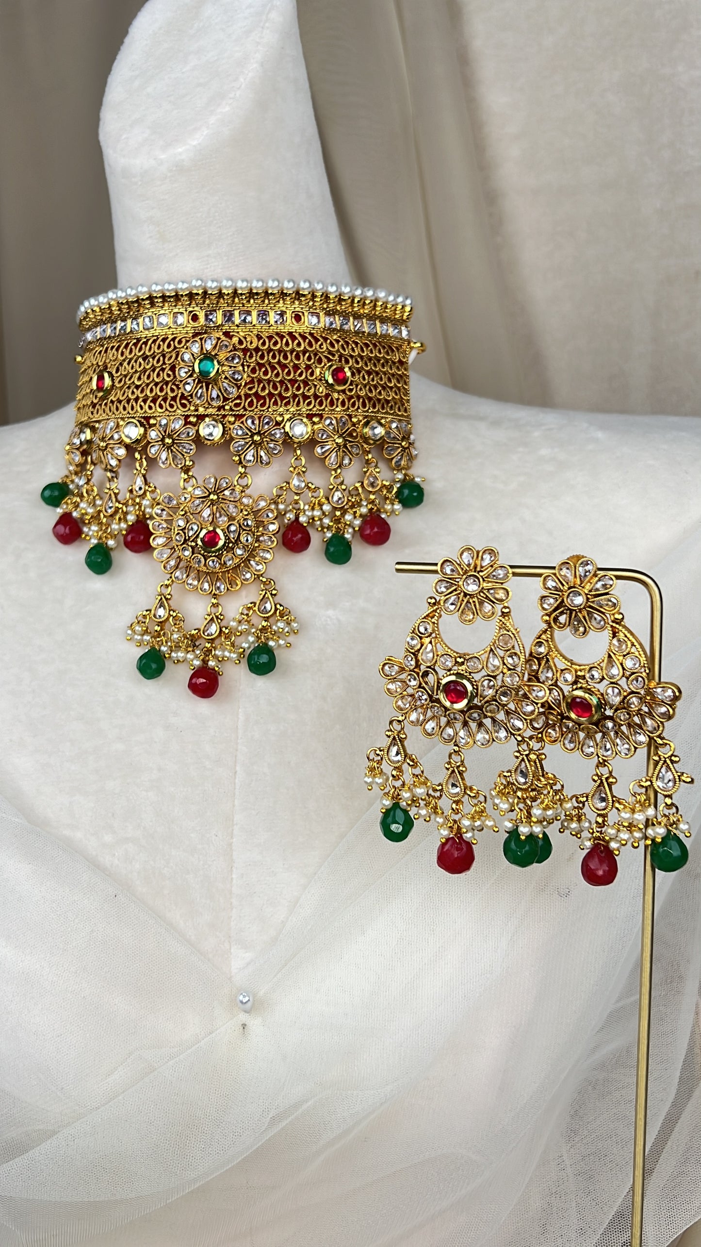 Heavy Polki Choker with earrings.
