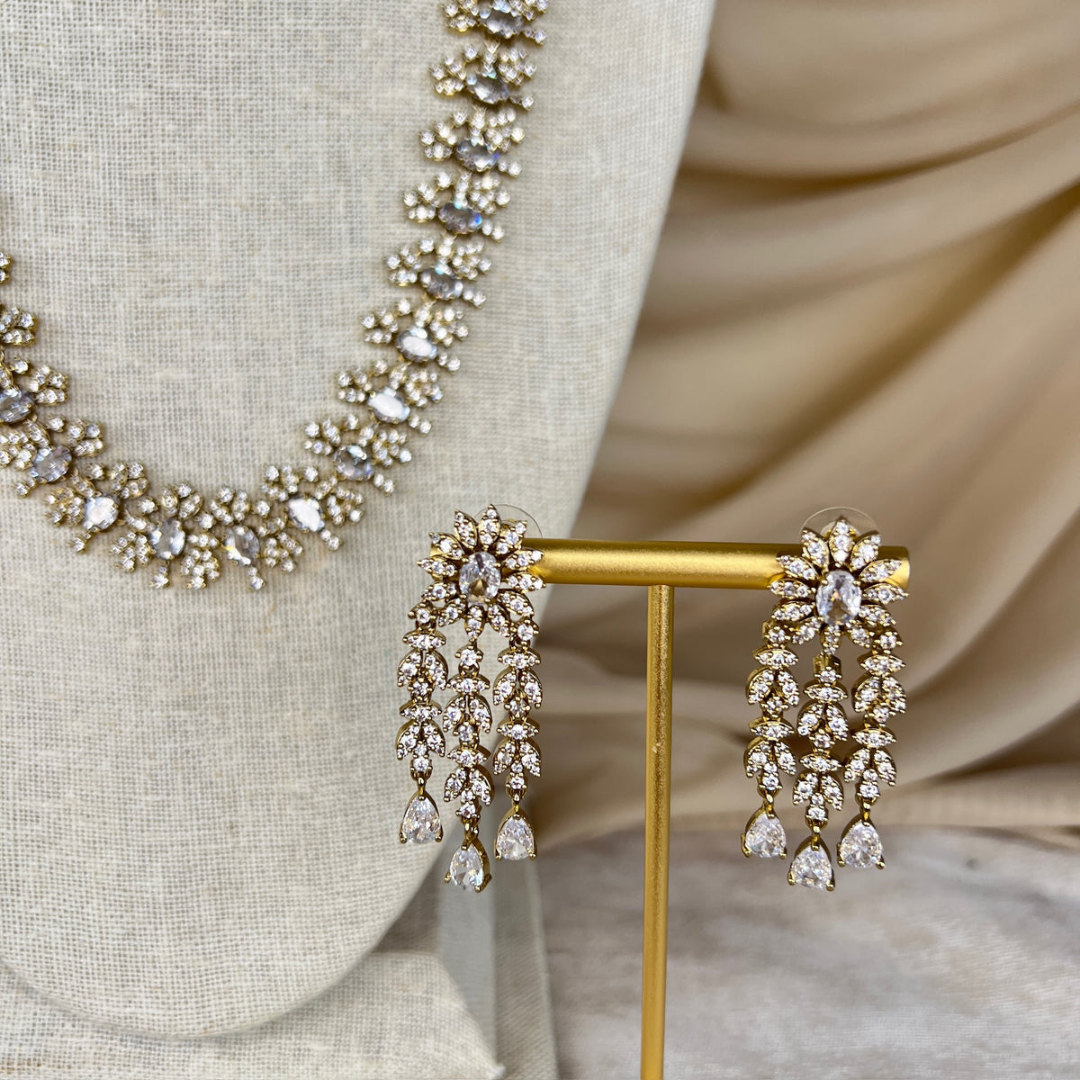 Long American Diamond | AD Haar with earrings