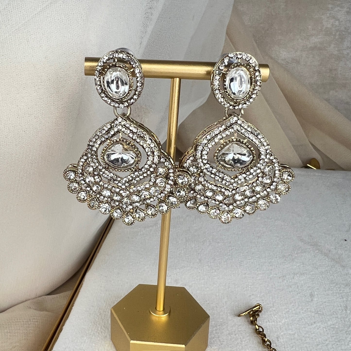 White Victorian Kundan Semi Bridal Choker Set